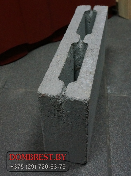 узкий серый фундаментный блок